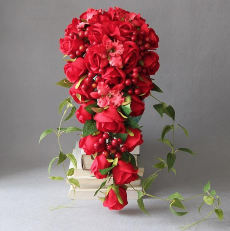 Vintage Wasserfall Hochzeit Bouquet Brautstrauß in Rot mit Rosen
