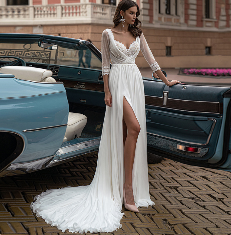 Boho Style Brautkleid mit Schlitz Schleppe und Tüll
