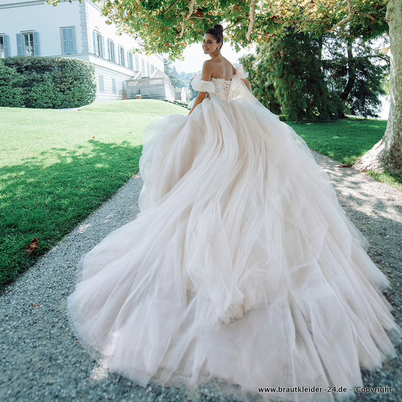 Wunderschönes Brautkleid mit Träger Schleppe und Perlen Applikationen
