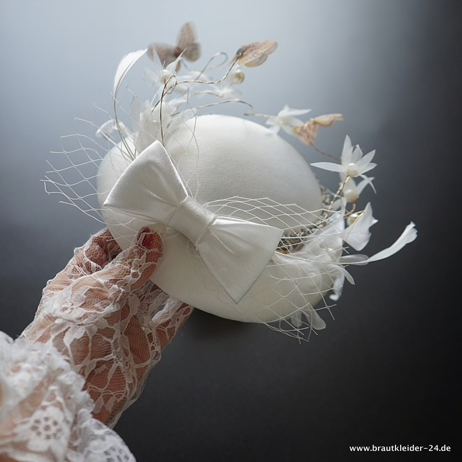 Brauthut Nola mit Schleife und Blumen in Weiß