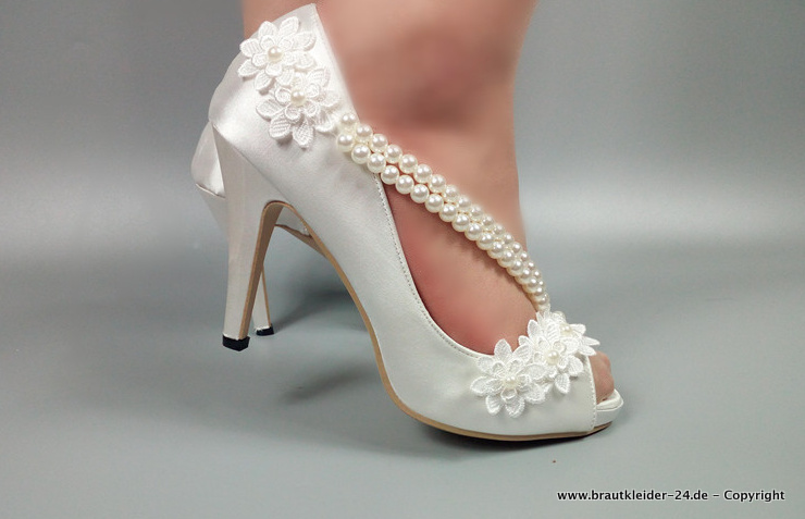 Peep Toe Brautschuhe Rania Elegant mit Perlenkette und Blumen