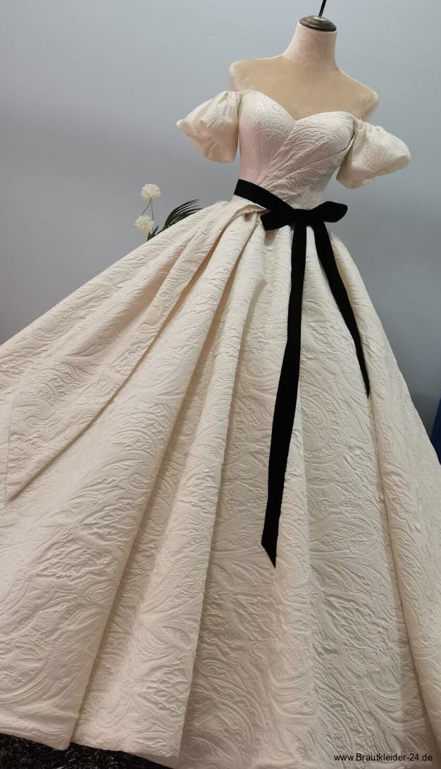 Schulterfreies Brautkleid mit Motive Print Schärpe und Puff Ärmel