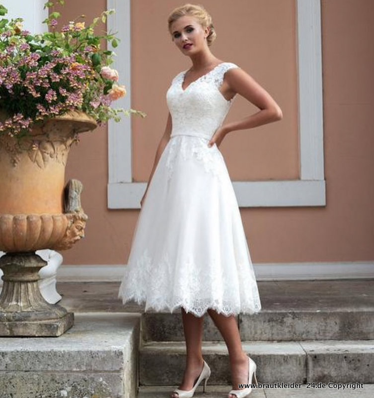 Elegantes Wadenlanges Brautkleid Aliya mit V Ausschnitt und Spitze