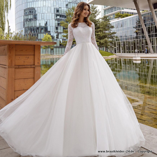 A Linie Brautkleid Fabienne mit Ärmel und Perlen Gürtel Brautmode