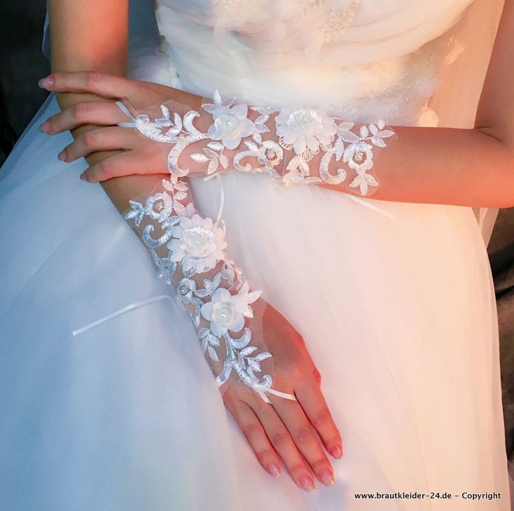 Braut Fingerhandschuhe Marlen mit Schlitze und Blumen in Weiß Kurz
