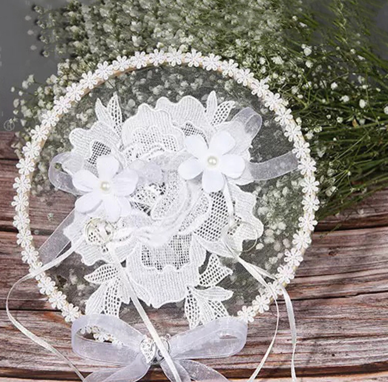 Boho Style Ringkissen Gritt mit Spitze und Blumen in Weiß