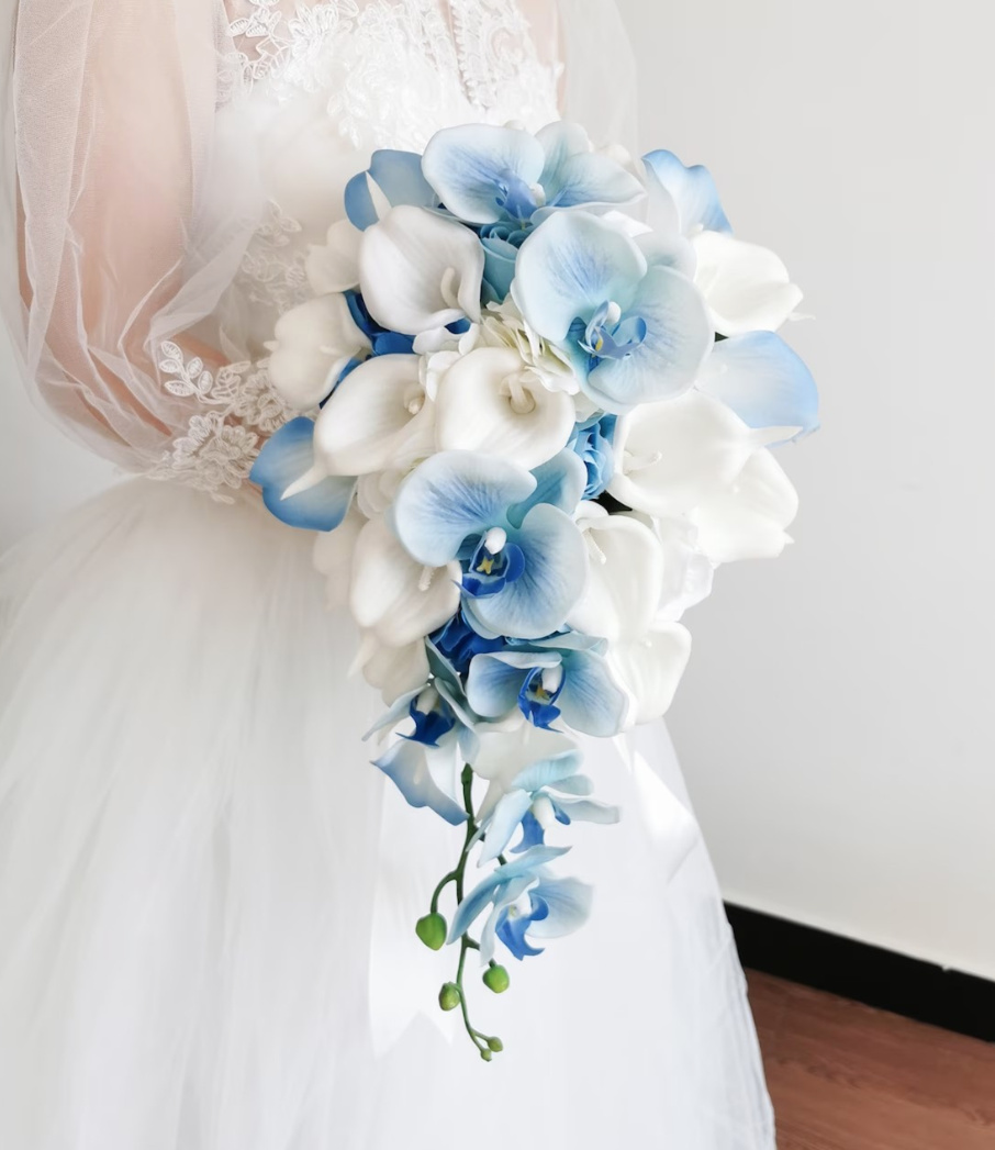 Hochzeit Bouquet Brautstrauß Hellrun mit Cala und Orchideen Blau Weiß