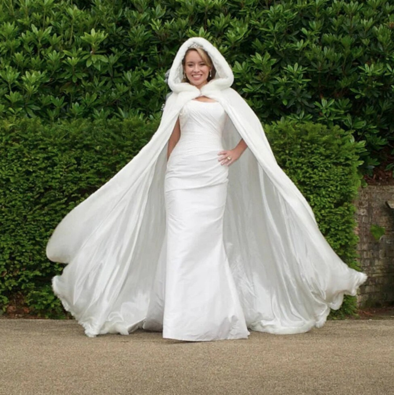 Braut Cape Mantel in Weiß mit Kapuze für den Winter
