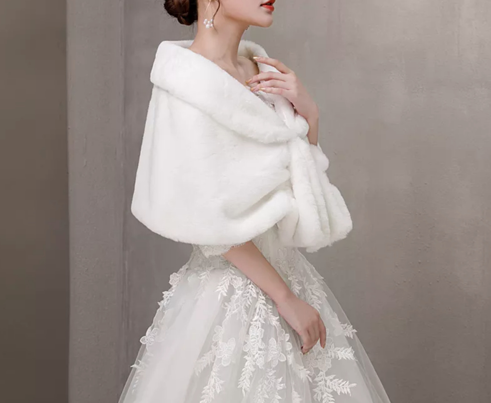 Braut Bolero Cape Fria mit Kunstpelz Kragen in Weiß Elegant