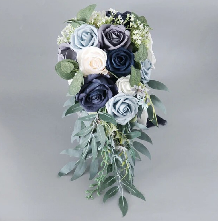 Wasserfall Hochzeit Brautstrauß Klaudia mit Blaue Rosen