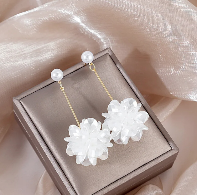 Hängende Braut Ohrringe mit Blütenblätter Weiß Gold