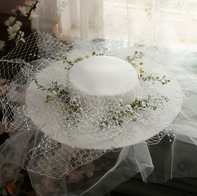 Brauthut Kilikina mit Tüll und Blumen Weiß