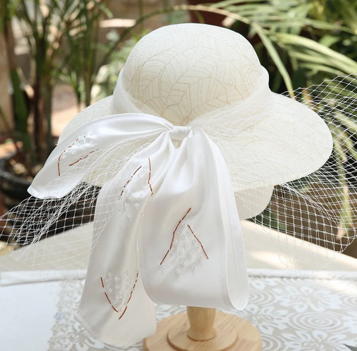 Brauthut Karolina in Weiß mit Schleier und Palmen Muster