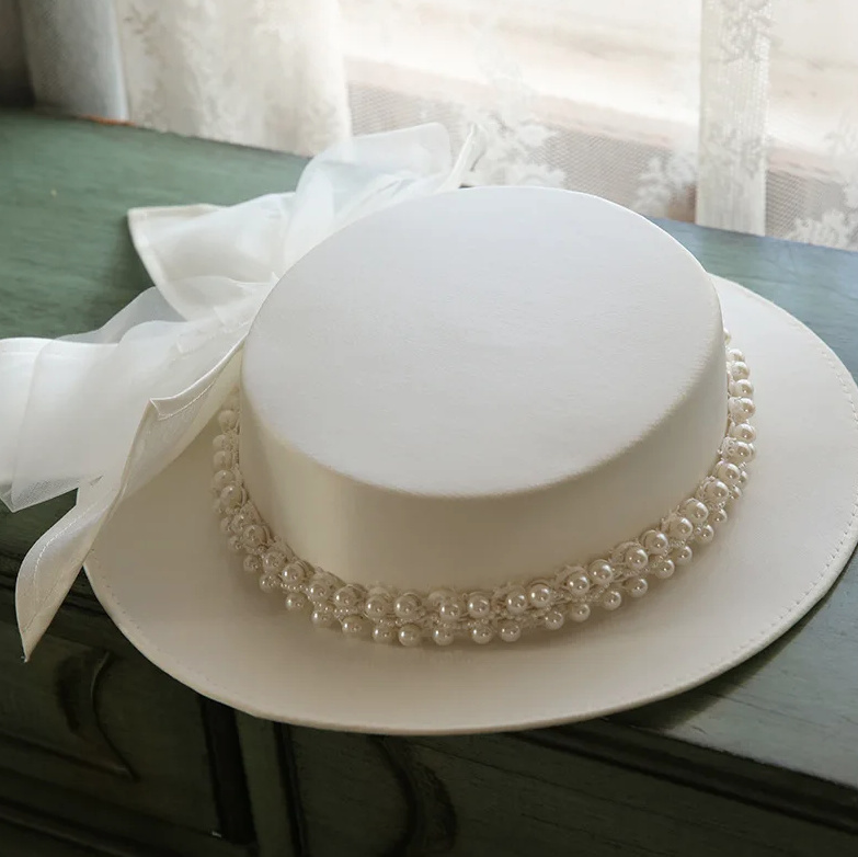 Brauthut Kendal in Weiß mit Perlenkette und Schleife