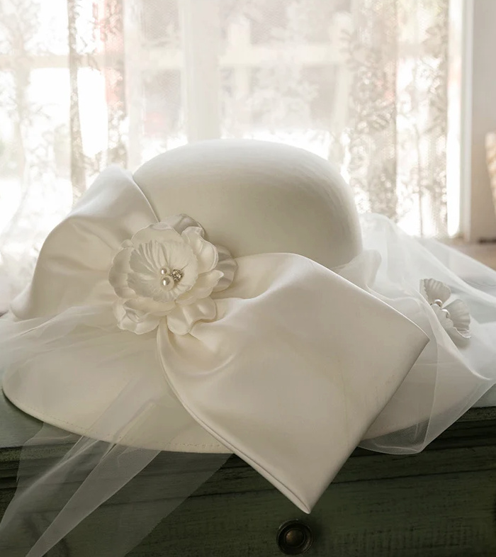 Brauthut Kimberly in Weiß mit Schleife Tüll und Blume