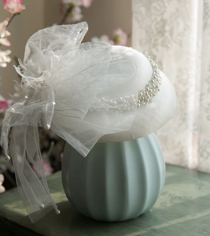 Brauthut Kendra in Weiß mit Perlen und Schleife