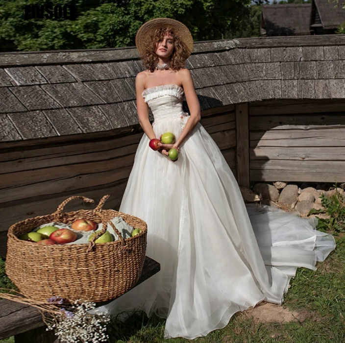 Schulterfreies Brautkleid Leialoha mit Schleppe und Perlen Applikationen