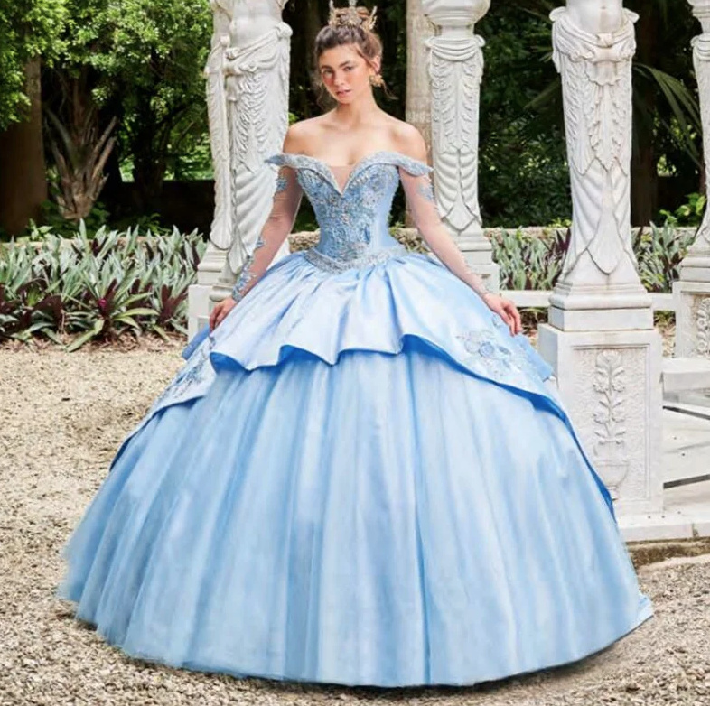 Schulterfreies Prinzessinnen Brautkleid Lillith Hellblau mit Spitze Perlen Stickereien und Schleppe