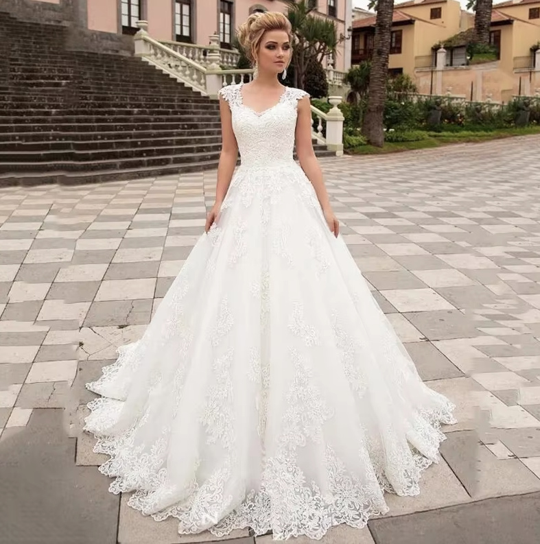 A Linie Luxus Brautkleid Elfi mit Diana Träger und Spitze