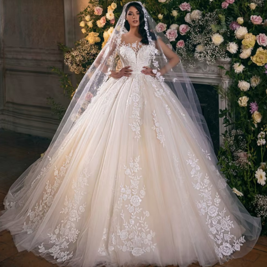  Ball Linie Brautkleid Elisabeth mit Applikationen und Rückenausschnitt