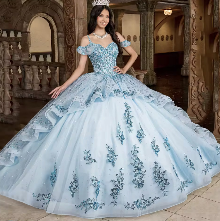 Hellblaues Brautkleid Engelina mit Träger Spitze und Stickereien