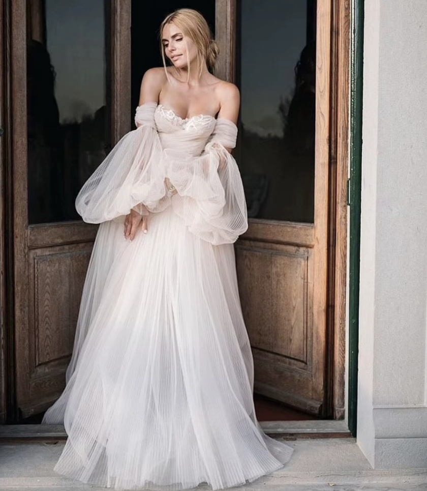 Schulterfreies Boho Tüll Brautkleid Eltje mit Ärmeln