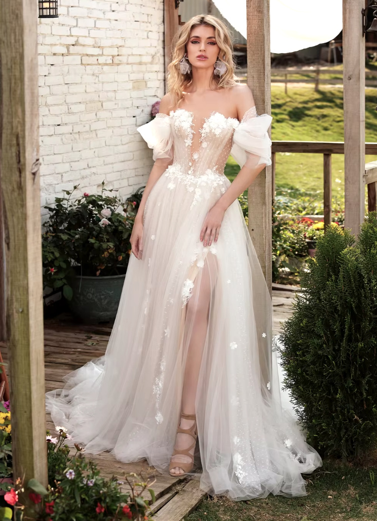 Schulterfreies A Linie Boho Brautkleid Esmeralda mit Lingerie Oberteil Schlitz und Schleppe