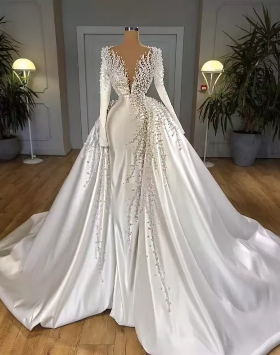 Elegantes Langarm I Linie Brautkleid Ester mit Strass und Perlen Stickereien