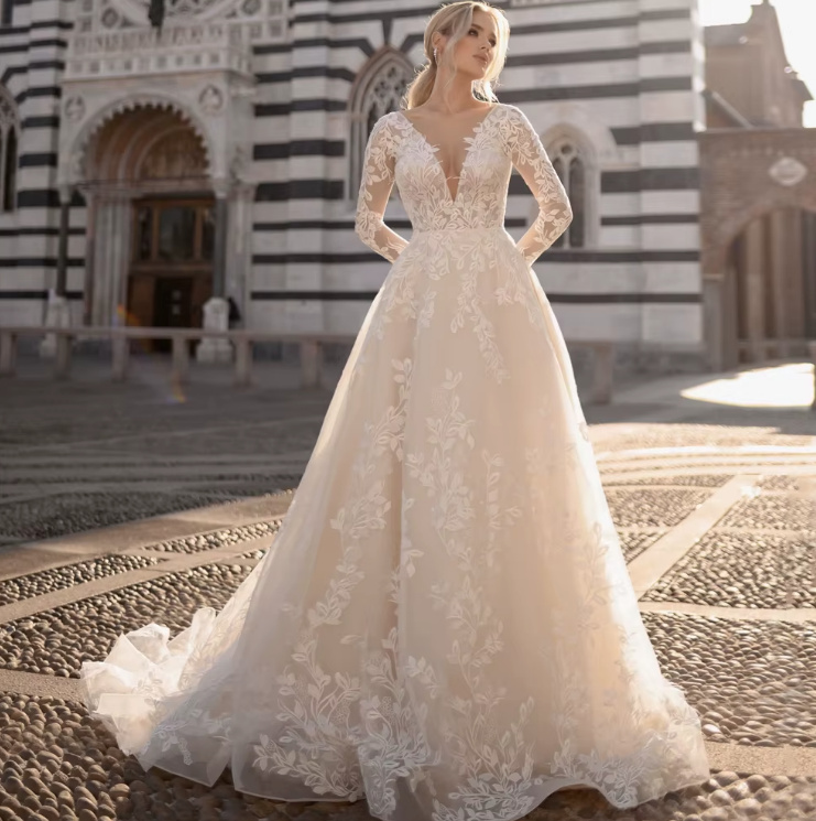 Langarm Prinzessin Brautkleid Fria aus Spitze mit Schleppe
