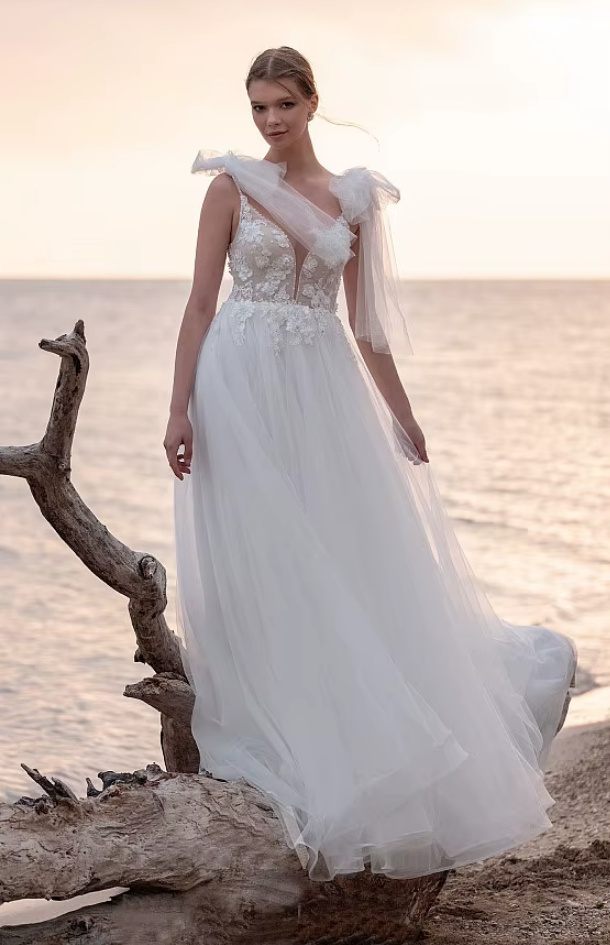  A Linie Tüll Brautkleid Floria mit V Ausschnitt und Blumen Applikationen