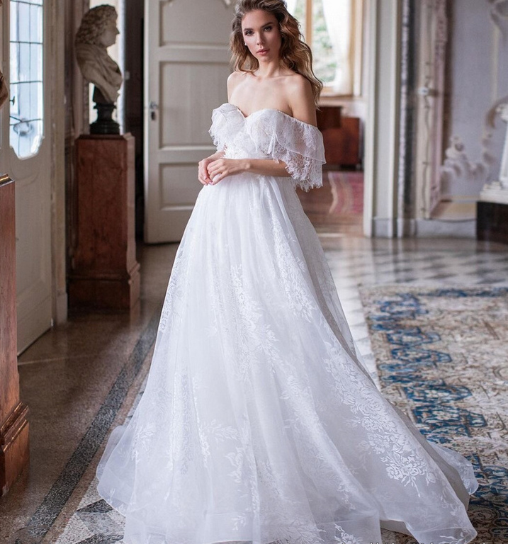 Schulterfreies A Linie Brautkleid Fjella mit Spitze und Stickereien