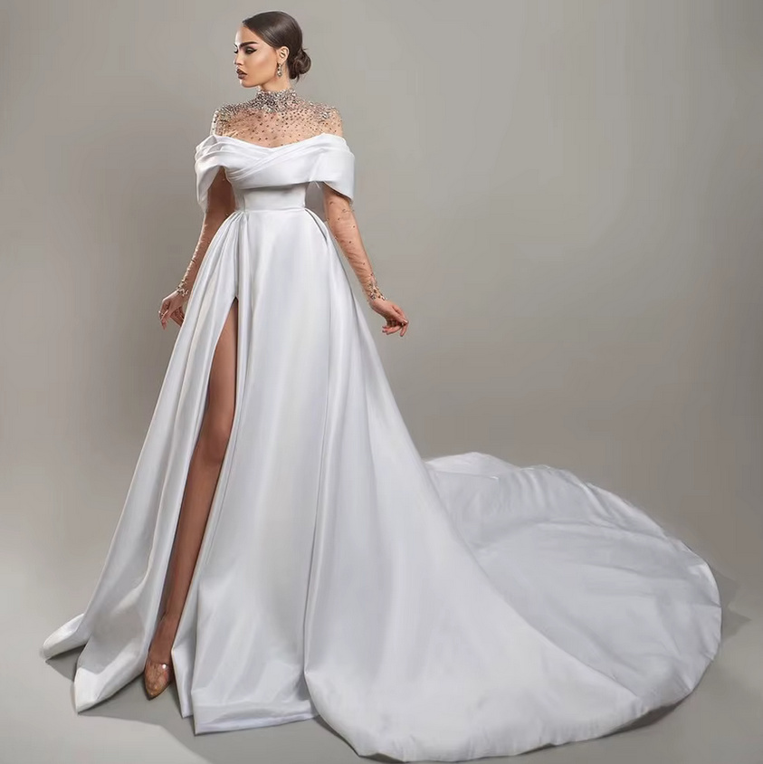A Linie Satin Brautkleid 2025 Fina mit Illusion Ausschnitt Strass und Schleppe