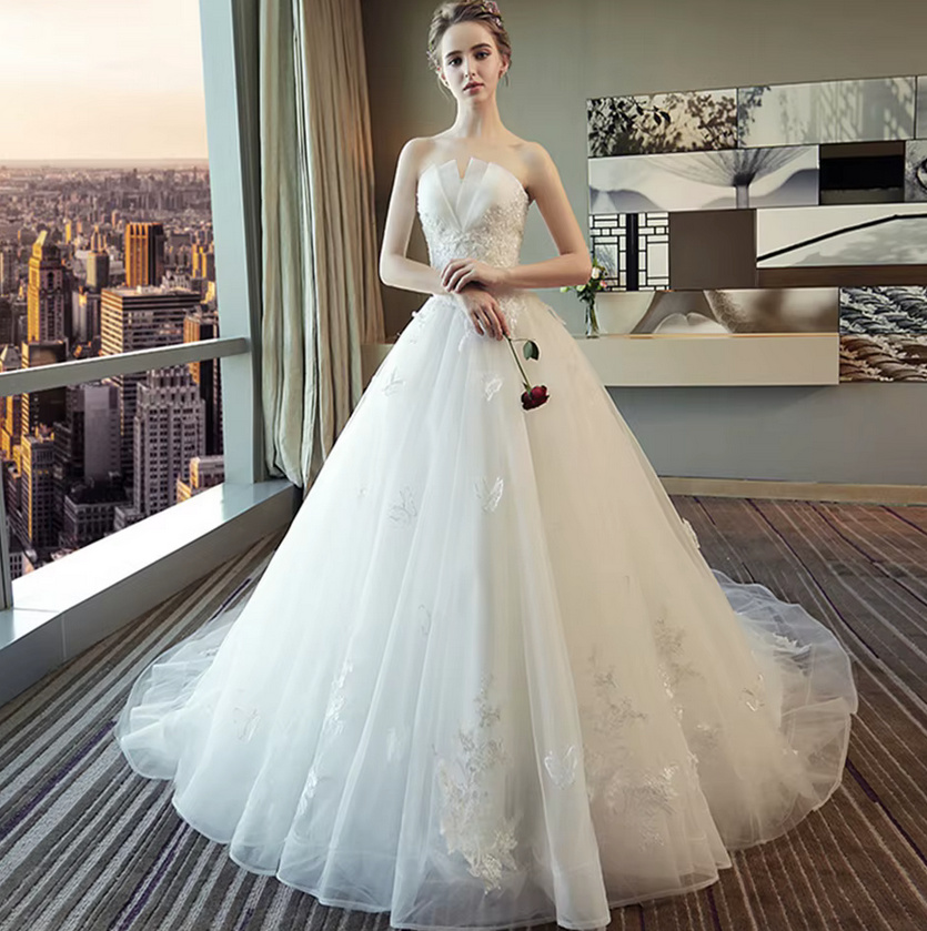 Prinzessin Brautkleid Genevieve mit Schleppe und Blumen Stickereien