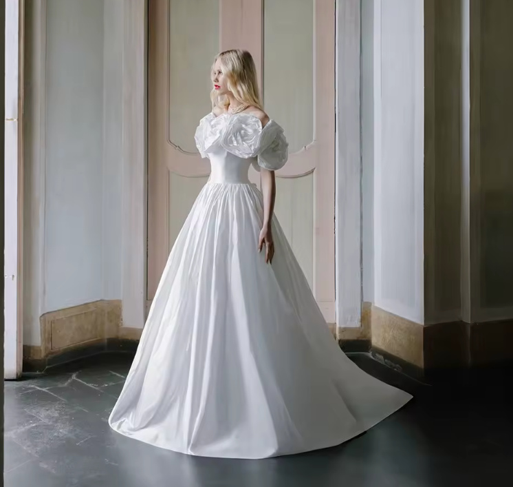 Schulterfreies A Linie Brautkleid Havin mit Oversize Blumen