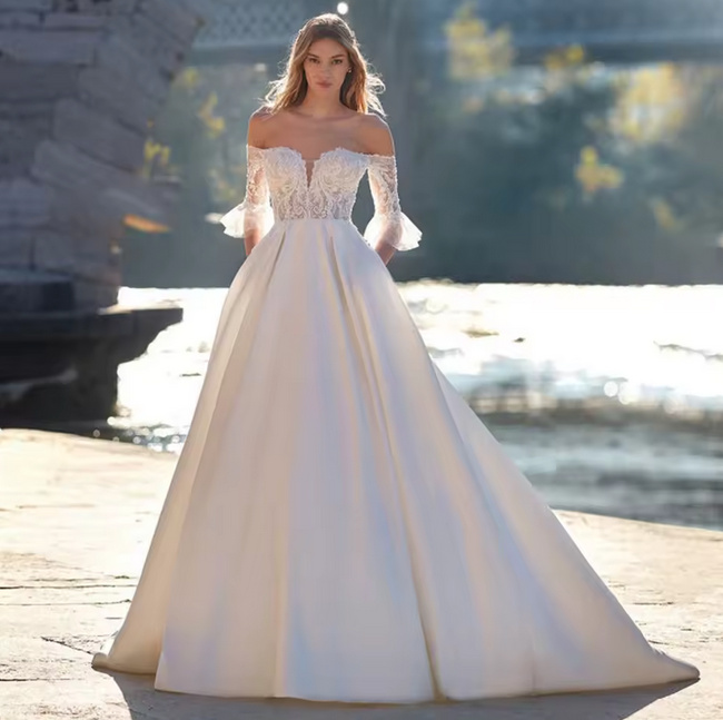 Schulterfreies A Linie Brautkleid Hendrieke mit Ärmeln aus Spitze