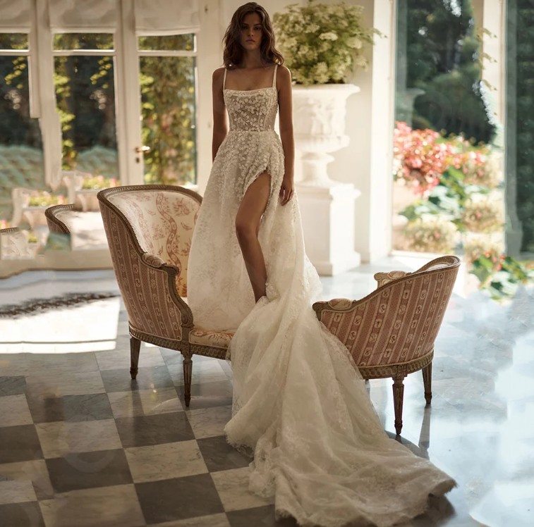 Spaghettiträger Cut Out Brautkleid Hedi mit Blumen Spitze und Schleppe