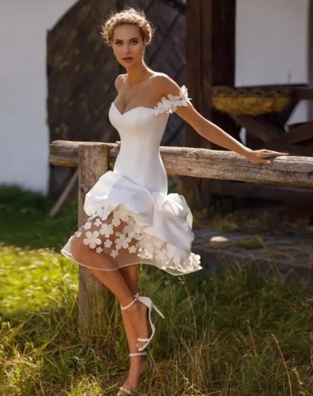 Schulterfreies Brautkleid Hege Kurz mit 3D Blumen