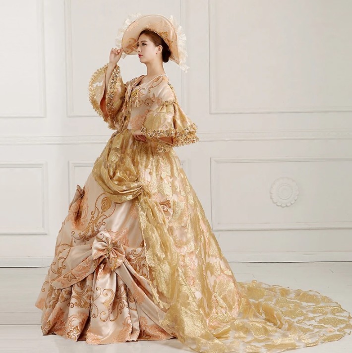 Viktorianisches Prinzessin Brautkleid in Champagne mit Spitze Stickereien und Schleppe