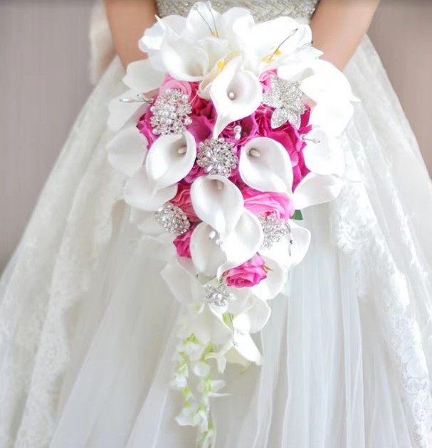 Wasserfall Braut Perlen Strauß Blumenstrauß Cala und Rosen Ingrid