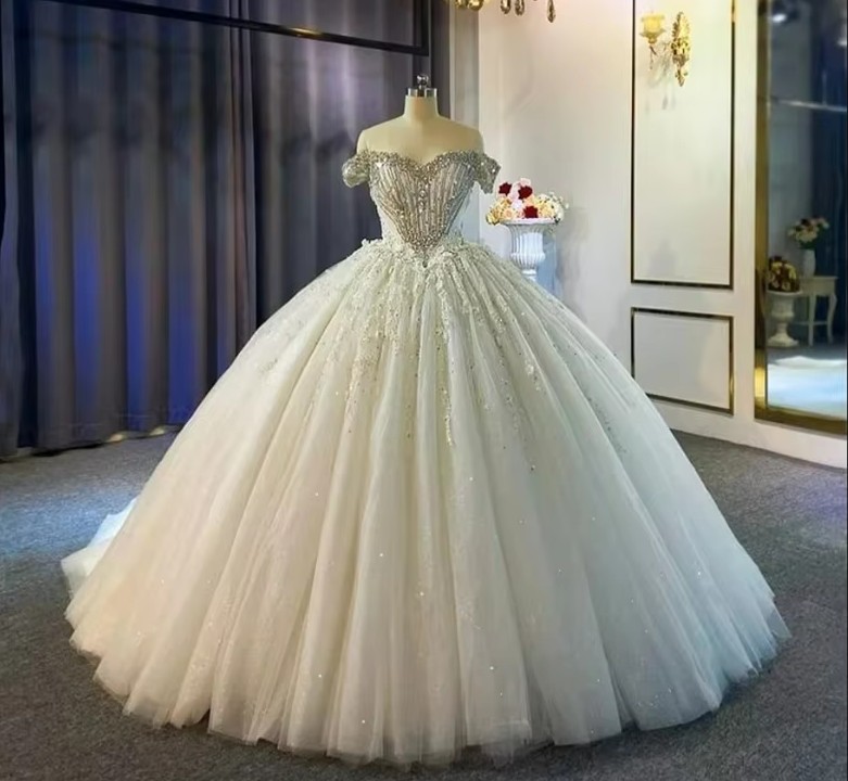 Schulterfreies Prinzessin Glitzer Brautkleid Iulia mit Schleppe