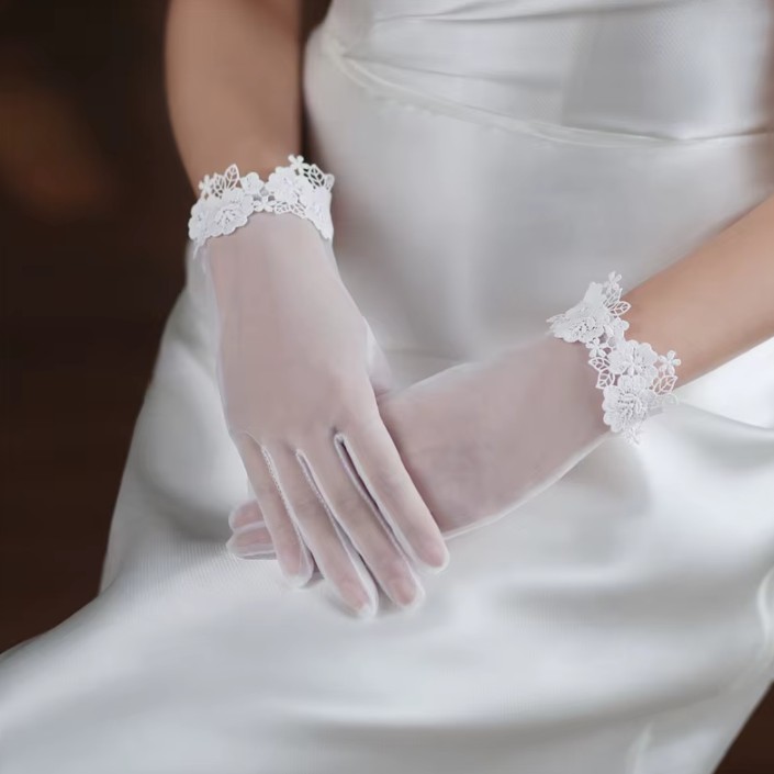 Brauthandschuhe Immanuela mit Spitze in Weiß