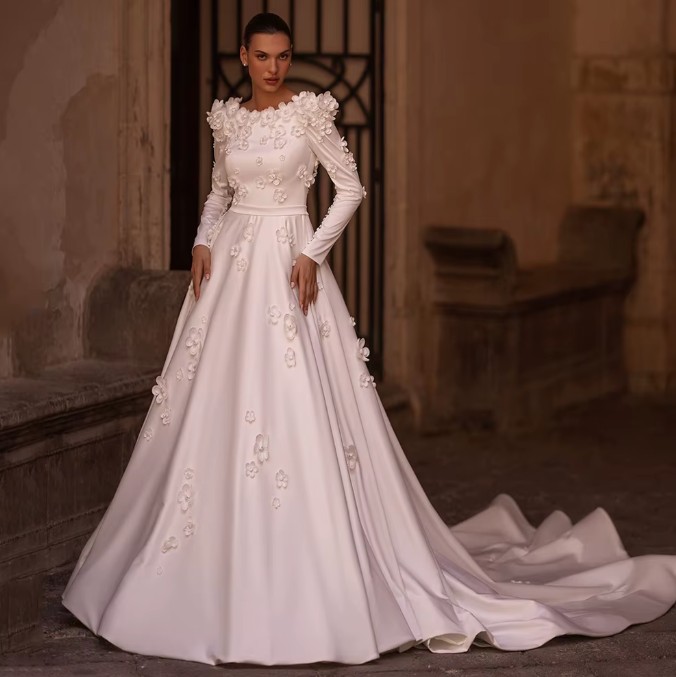 Langarm Prinzessin Brautkleid Ivette mit Schleppe und 3D Blumen