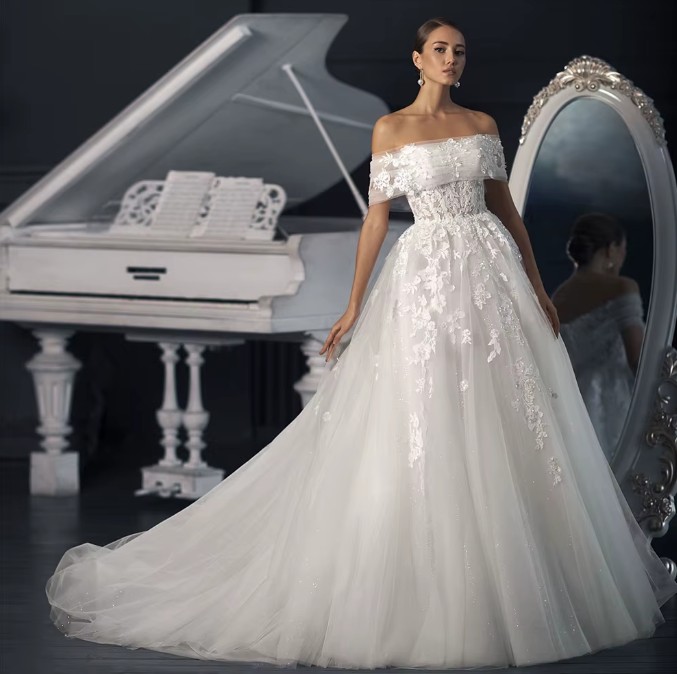 Schulterfreies Prinzessin Brautkleid Iduna mit Tüll Spitze und Schleppe