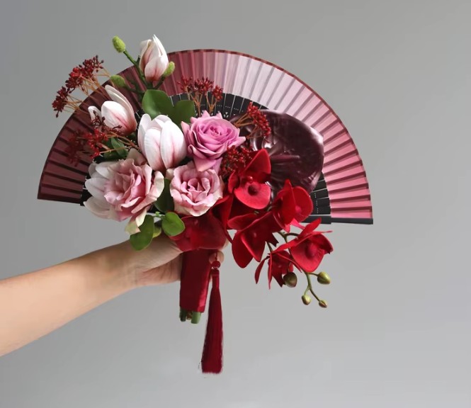 Braut Blumenstrauß Ilkay in Vintage Stil Rot mit Rosen und Orchideen