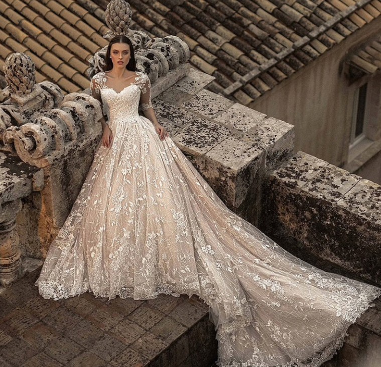 Prinzessinnen Brautkleid Ivonne in Elfenbein mit Schleppe und Stickereien
