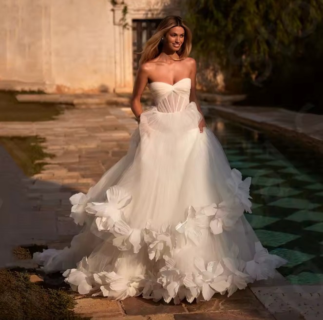 Schulterfreies A Linie Brautkleid Ira mit Lingerie Oberteil und Blumen