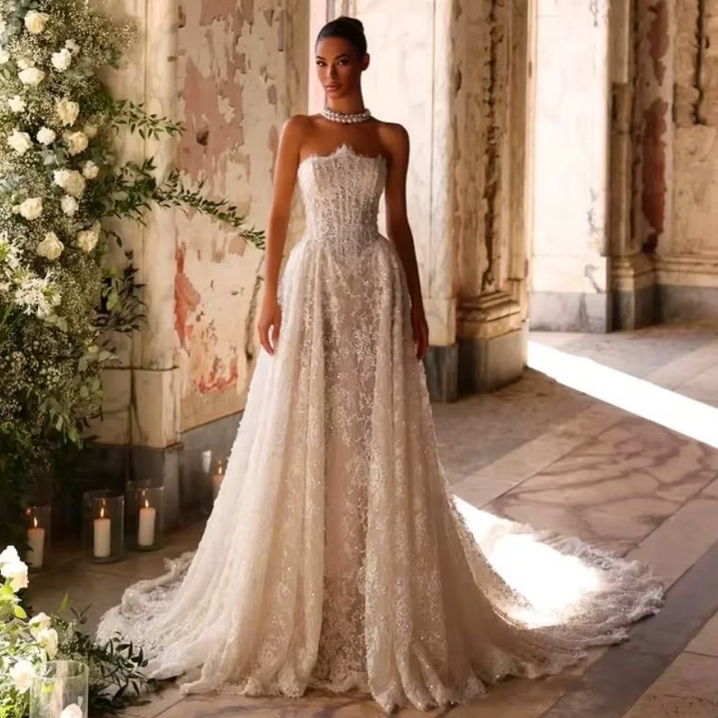 Schulterfreies Prinzessin Brautkleid Isabelle mit Stickereien Perlen und Schleppe
