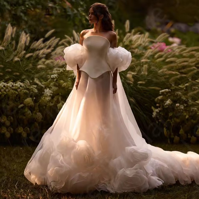 Schulterfreies Brautkleid Inessa mit Puffärmeln und Oversize Blumen