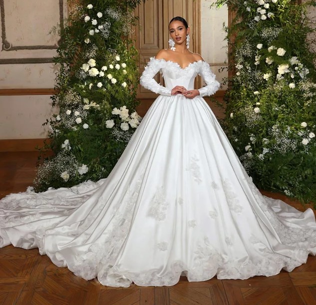Schulterfreies Langarm Prinzessin Brautkleid Insa mit Schleppe und Blumen