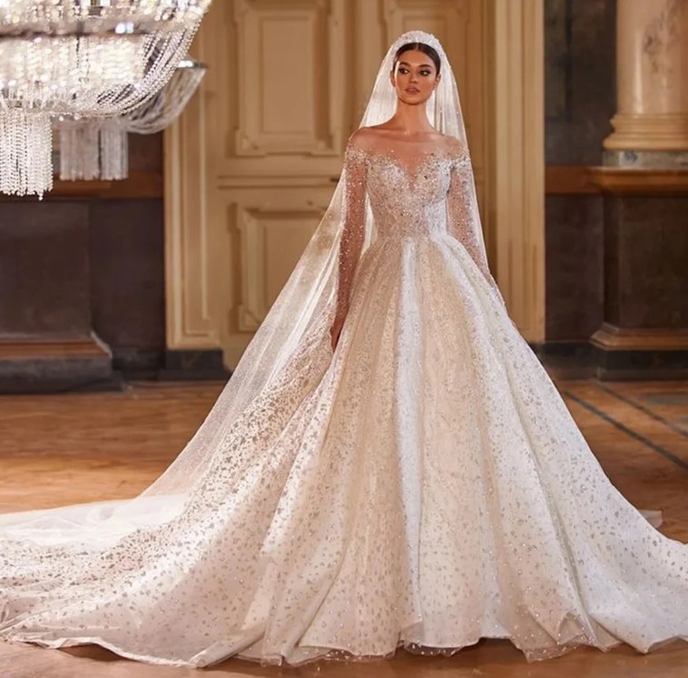 Langarm Prinzessin Glitzer Brautkleid Iris mit Illusion Ausschnitt und Schleppe